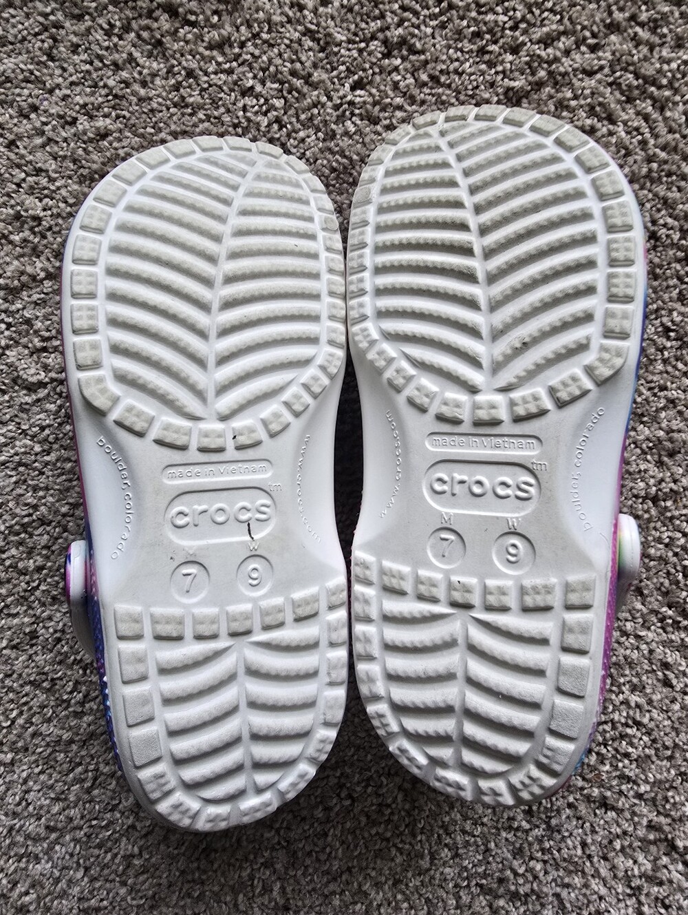 CROCS Tie-Dye Clog in Pink, Blue & Green - Picture 6 of 6